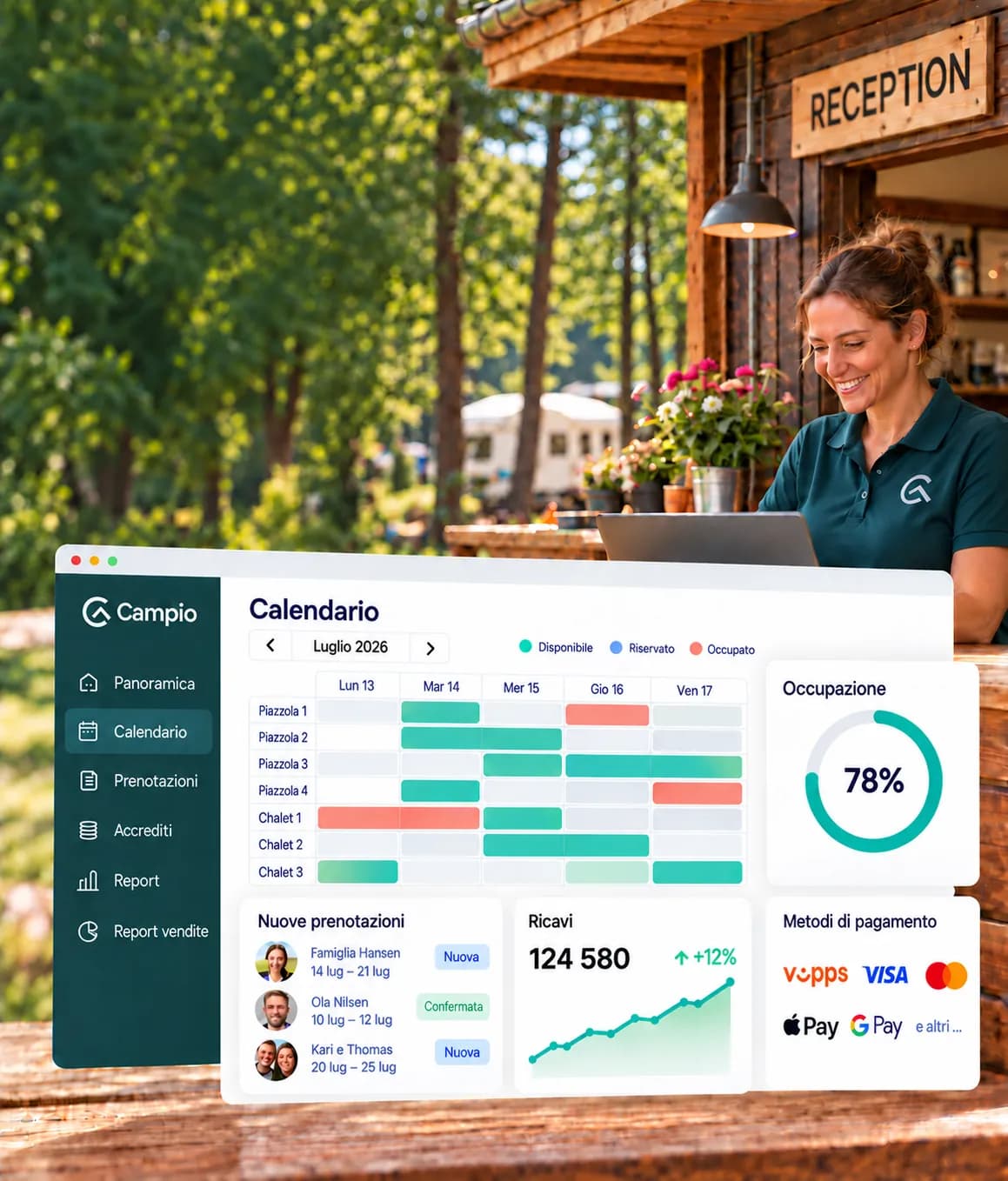 Gestrice di campeggio alla reception con il sistema di prenotazione e gestione di Campio sullo schermo: calendario, occupazione, nuove prenotazioni, ricavi e metodi di pagamento