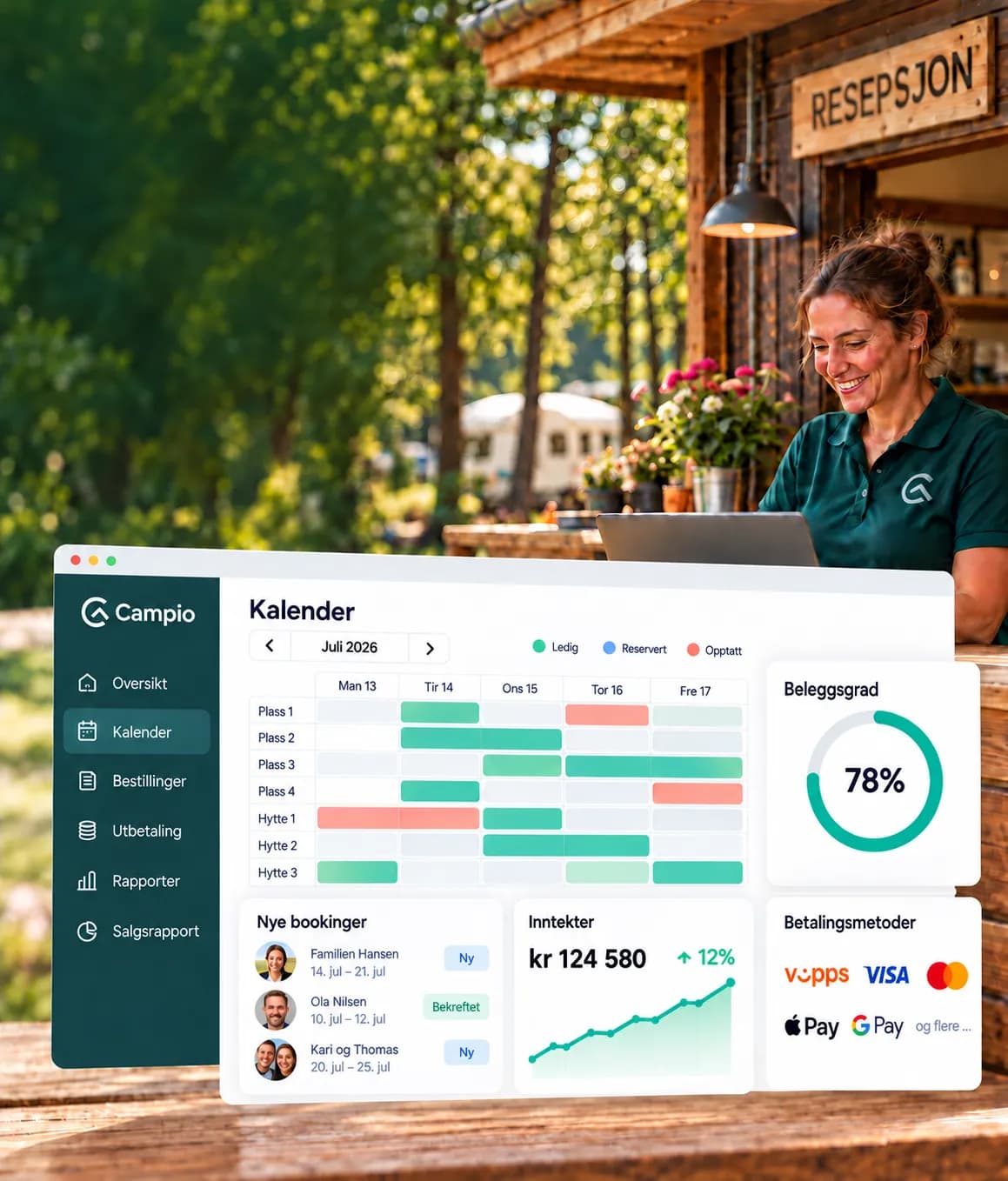 Campingvert i resepsjonen med Campio booking- og driftssystem på skjermen: kalender, beleggsgrad, nye bookinger, inntekter og betalingsmetoder