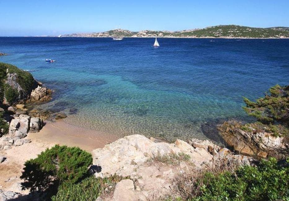 A scenery from Isola dei Gabbiani - Land of water