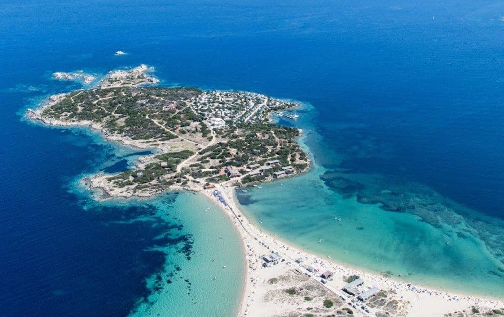 A scenery from Isola dei Gabbiani - Land of water