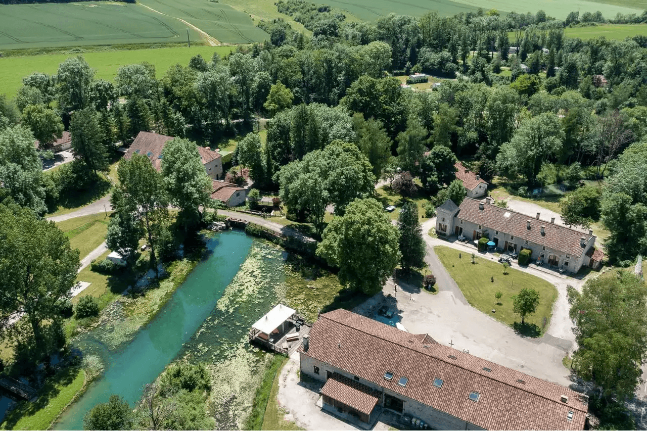 A scenery from Clico Chic - La Forge de Sainte Marie