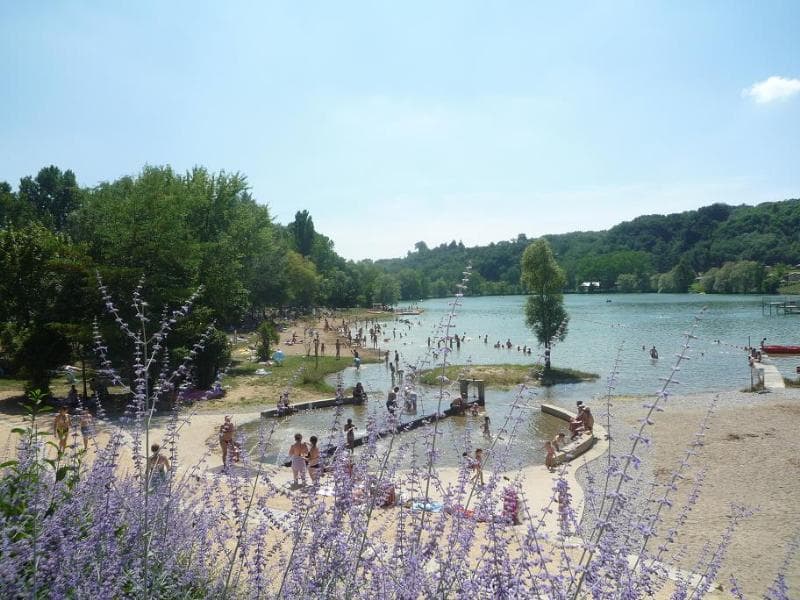 A scenery from Domaine du Lac de Champos