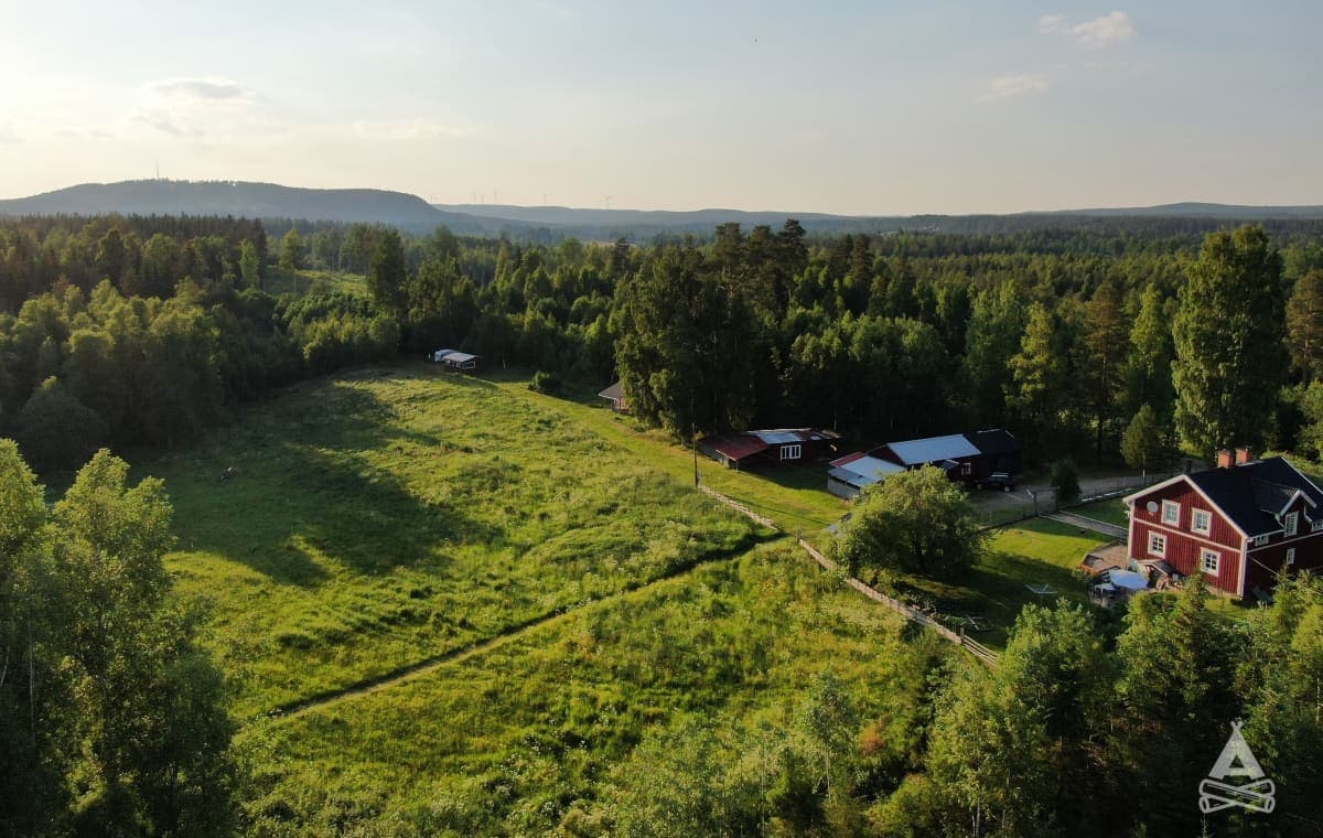 A scenery from Gullsjövägen - gård i skogen