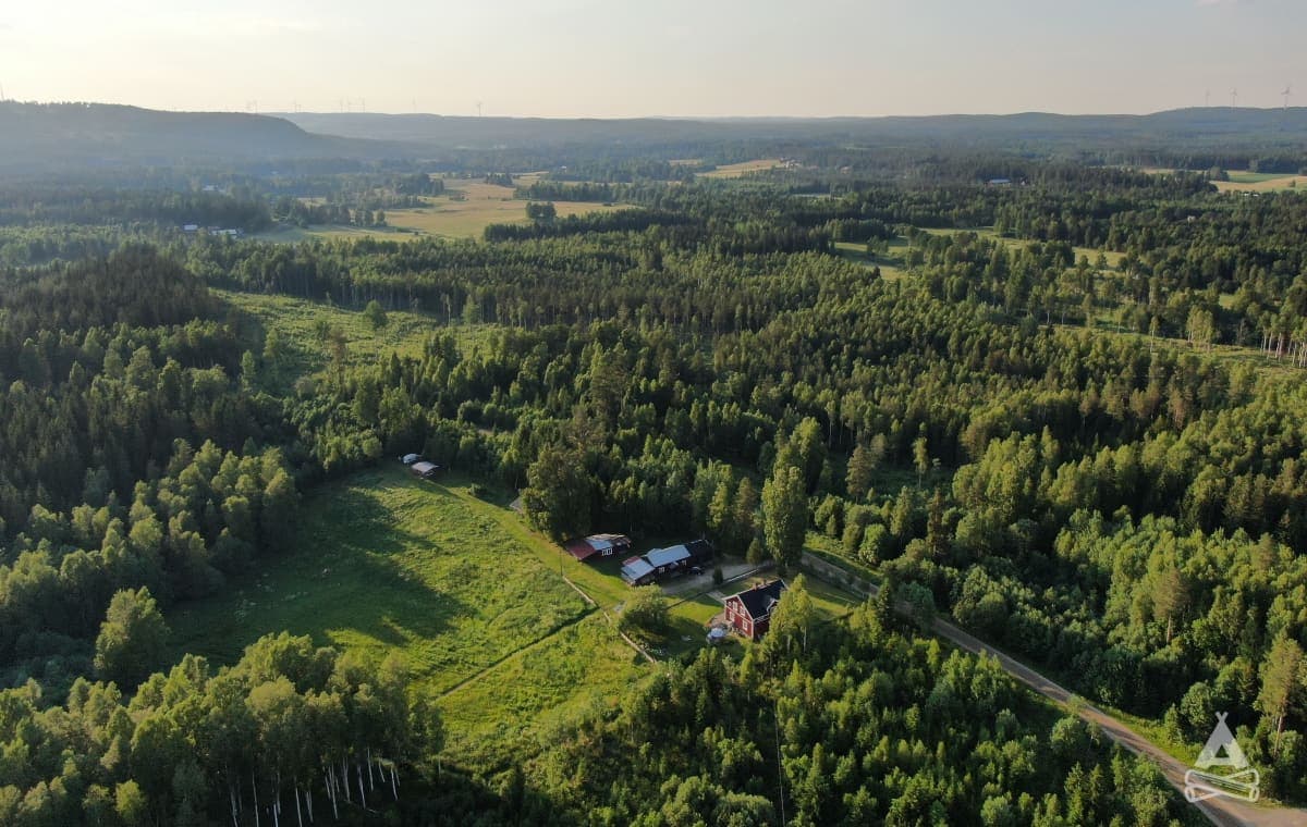 A scenery from Gullsjövägen - gård i skogen