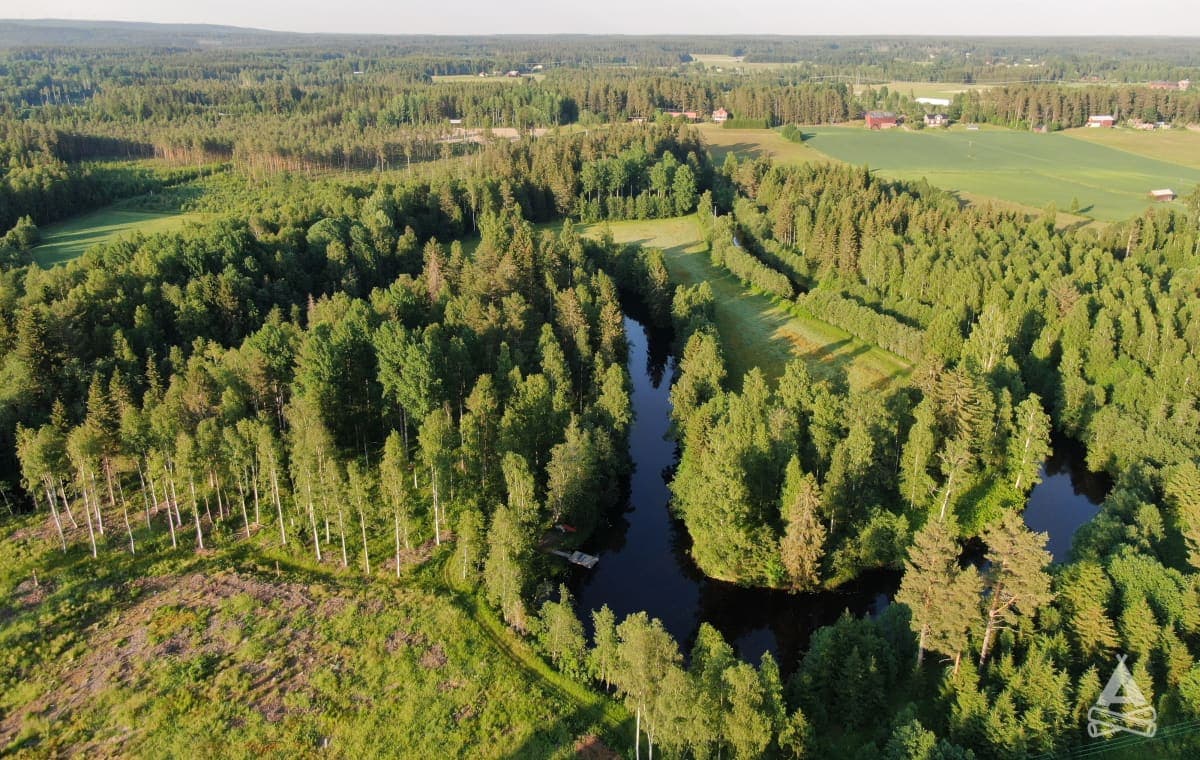 A scenery from Gullsjövägen - gård i skogen